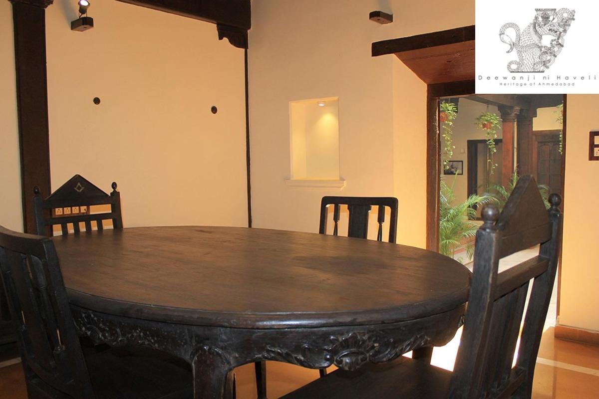 לינה וארוחת בוקר אחמדאבאד Deewanji Ni Haveli מראה חיצוני תמונה