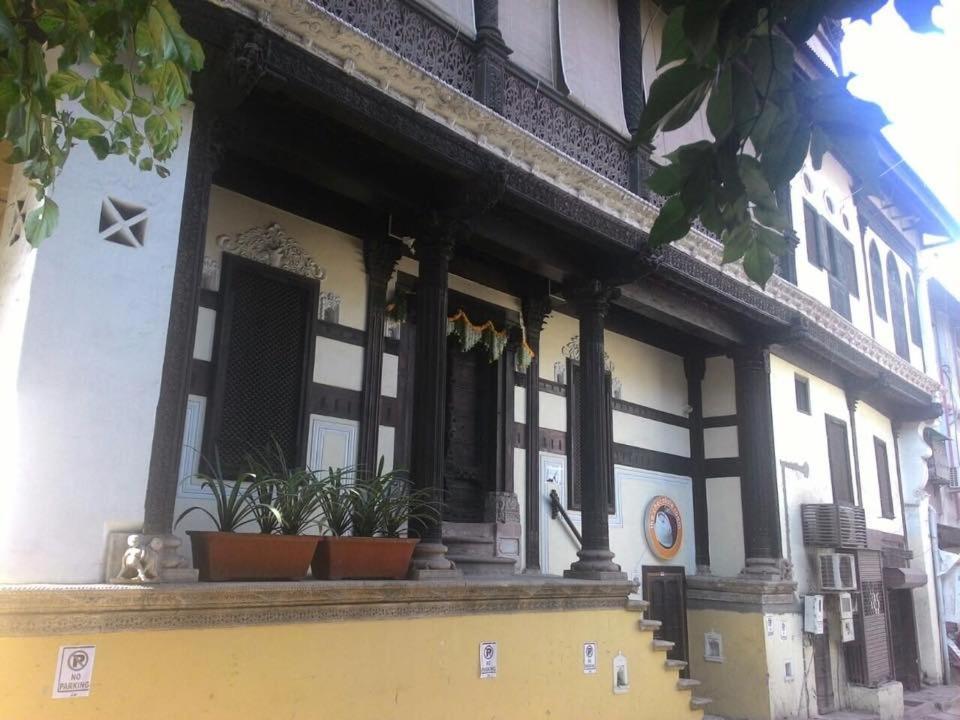 לינה וארוחת בוקר אחמדאבאד Deewanji Ni Haveli מראה חיצוני תמונה
