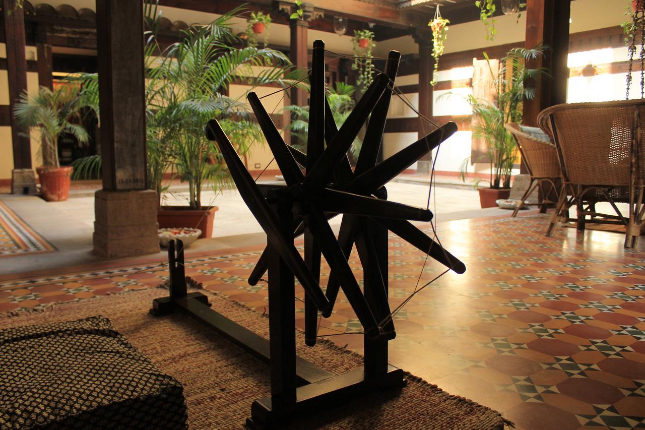 לינה וארוחת בוקר אחמדאבאד Deewanji Ni Haveli מראה חיצוני תמונה